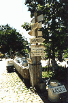 Brunnen und Wegweiser